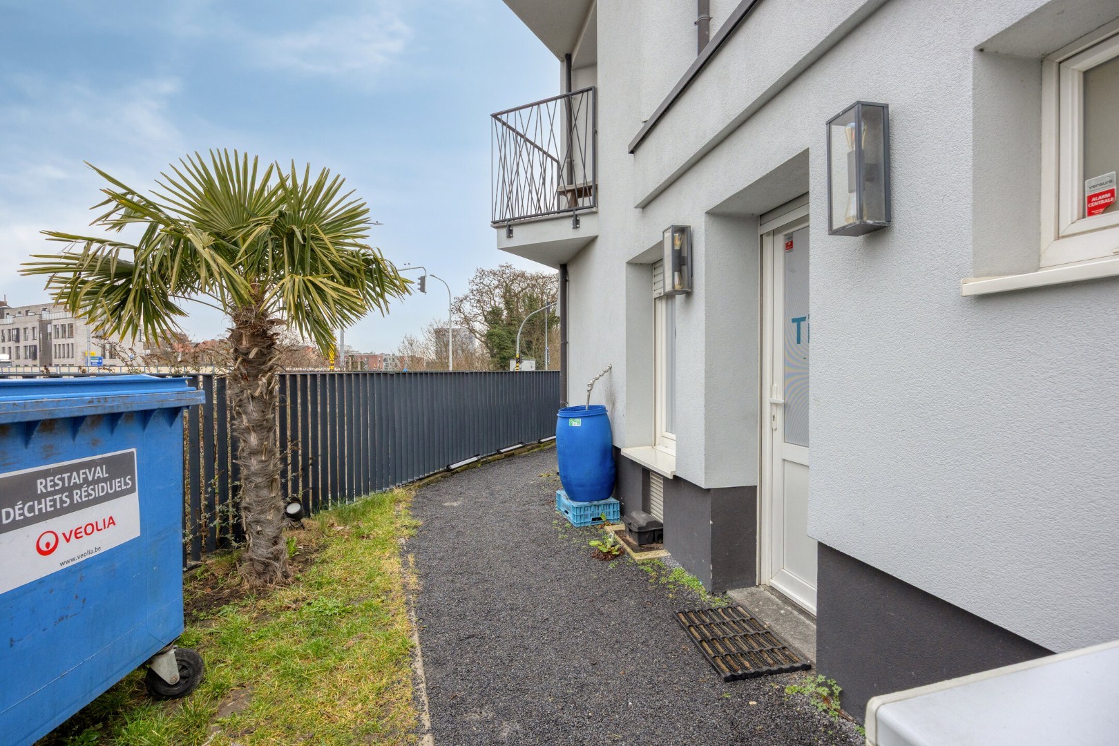 Opbrengsteigendom met handelspand en 3 appartementen te koop in Heverlee op een super ligging! 