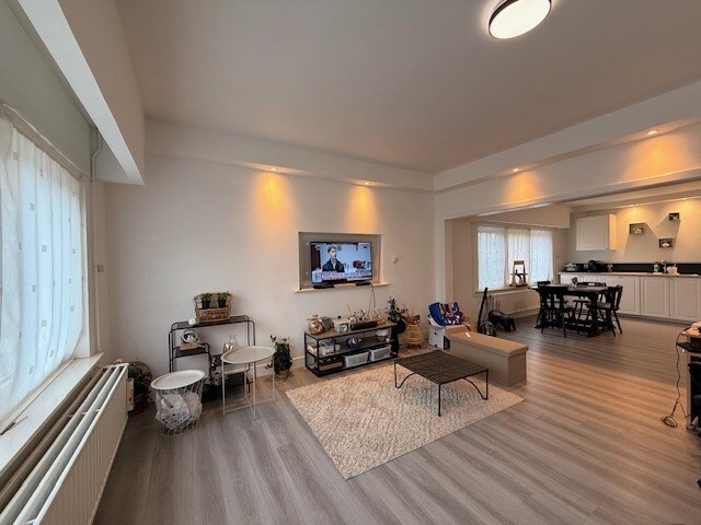 Instapklare gezinswoning met 3 slaapkamers en 2 parkeerplaatsen. 