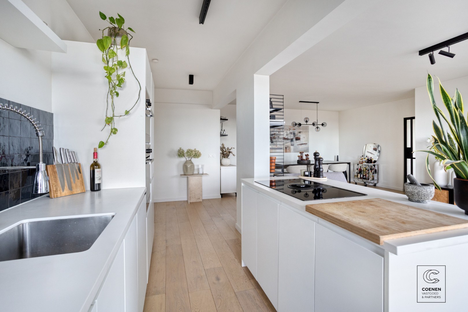 Stijlvol gerenoveerd appartement met 2 slaapkamers &amp; zonnig terras op toplocatie te Berchem 