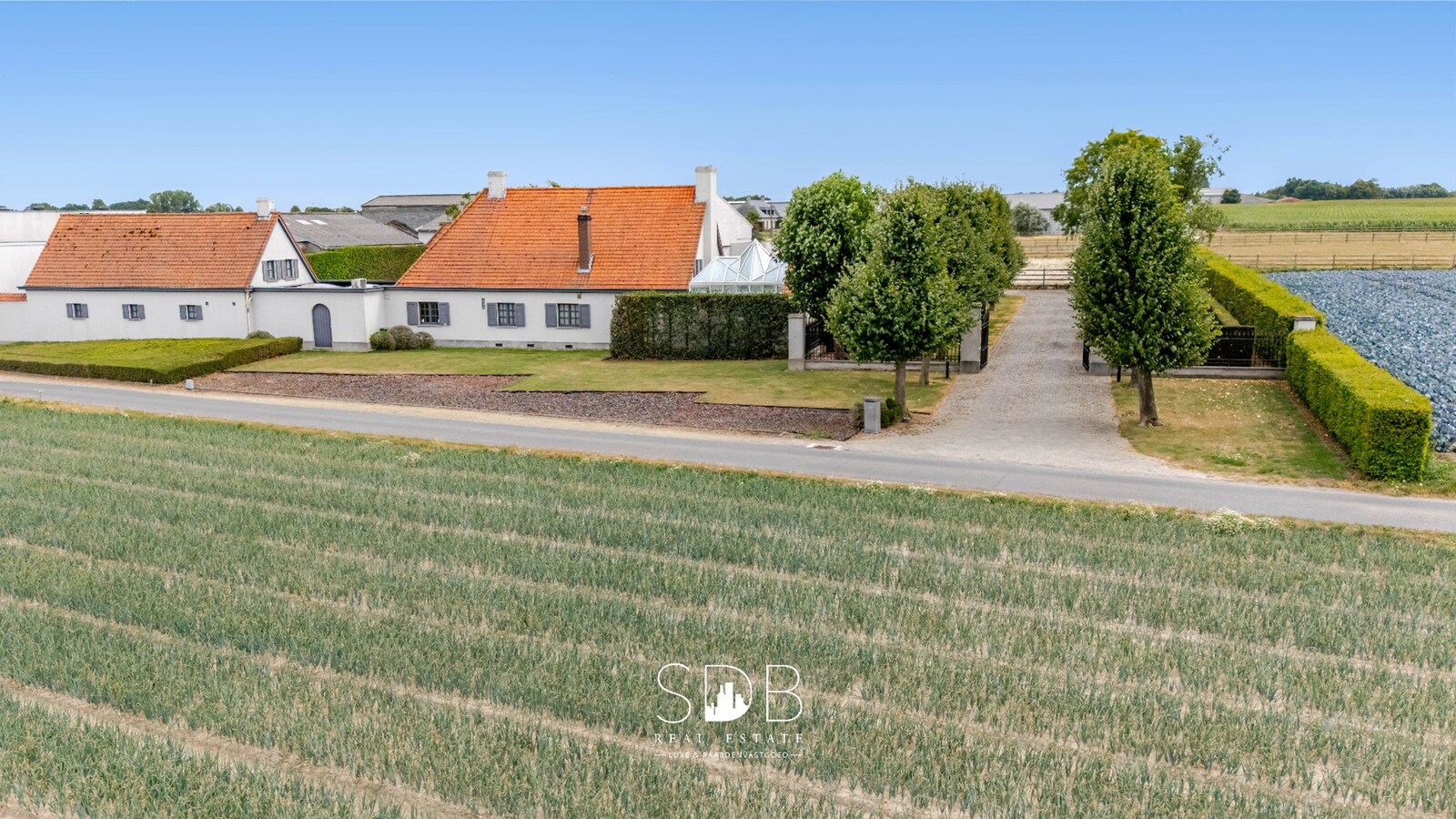 Landelijke villa met bijgebouwen en graslanden op 23.740m² 