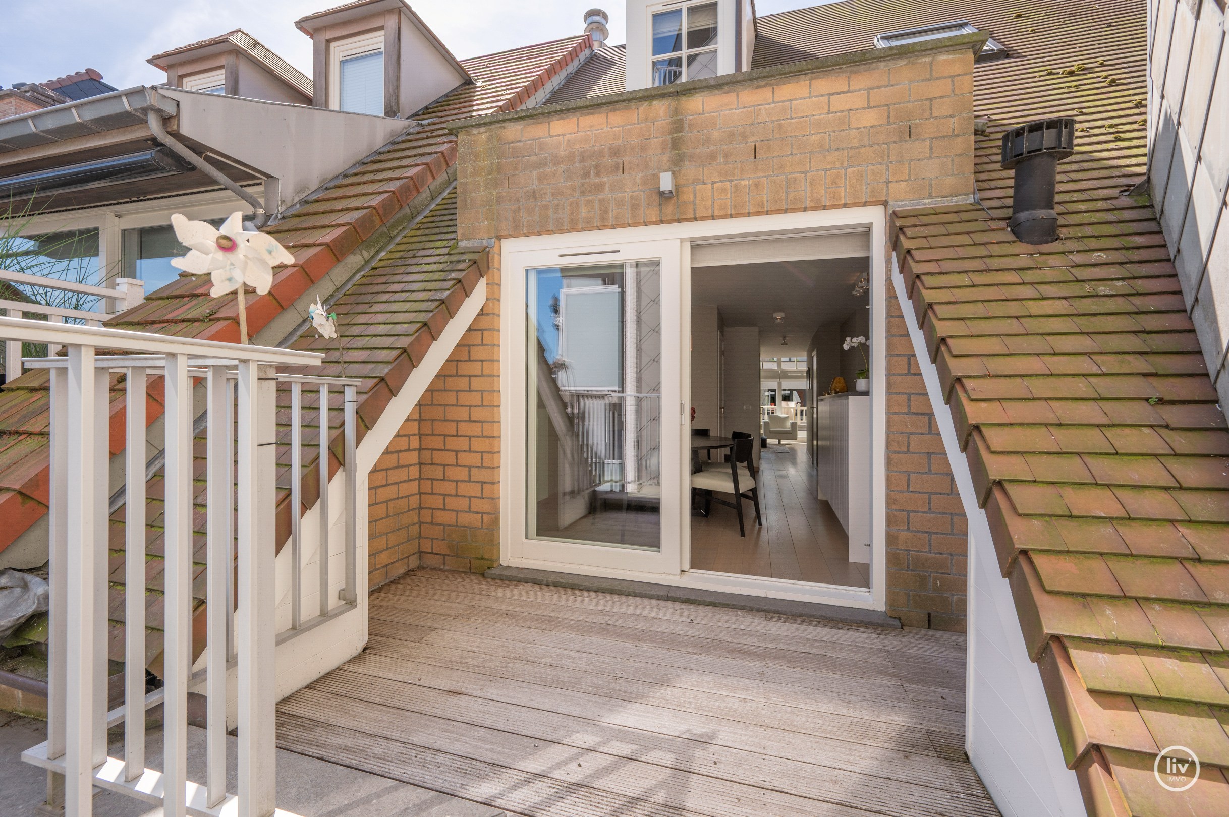 Appartement en duplex ensoleillé et spacieux avec terrasse orientée plein sud situé dans la Zoutelaan à Knokke. 