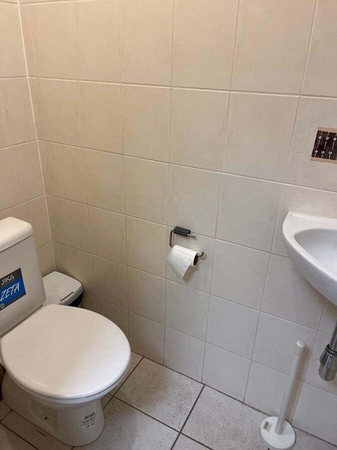 Uitstekend gelegen commercieel pand met parkeermogelijkheden ! 