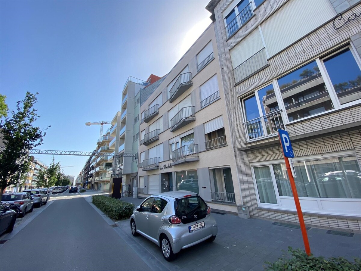 Uitstekend gelegen kelderappartement met groot terras in Nieuwpoort-Bad 