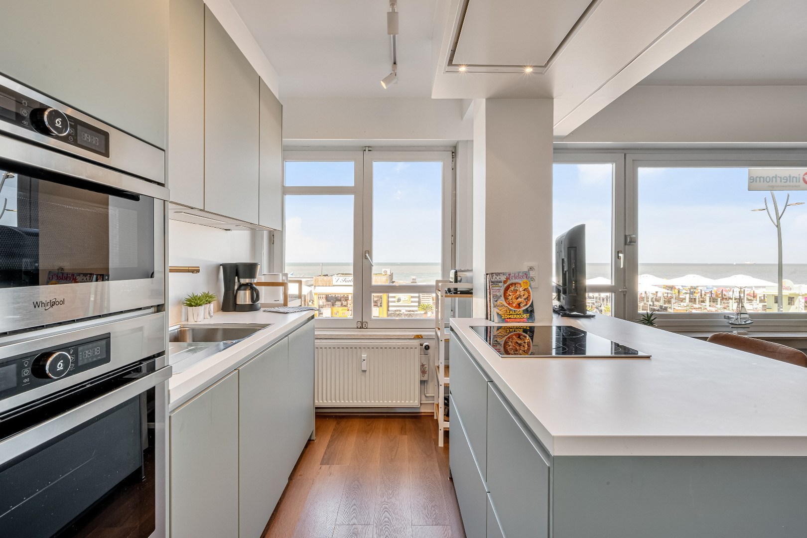 Ruim gerenoveerd 3 slaapkamer appartement met frontaal zeezicht op absolute toplocatie aan de Zeedijk in Blankenberge 