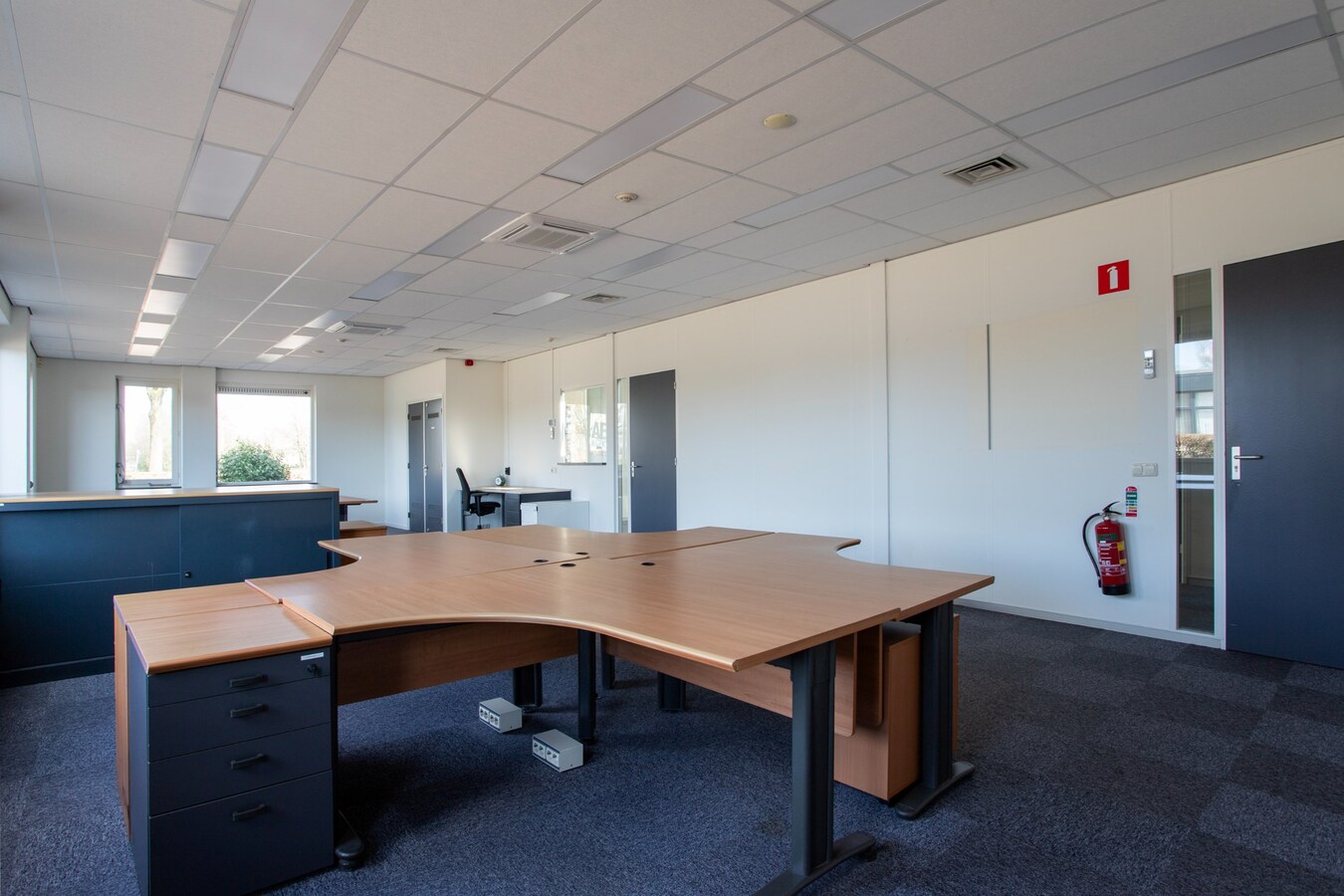 Vrijstaande representatieve kantoorruimte van circa 342 m2 met ruim voldoende parkeergelegenheid. (circa 20 plaatsen) 