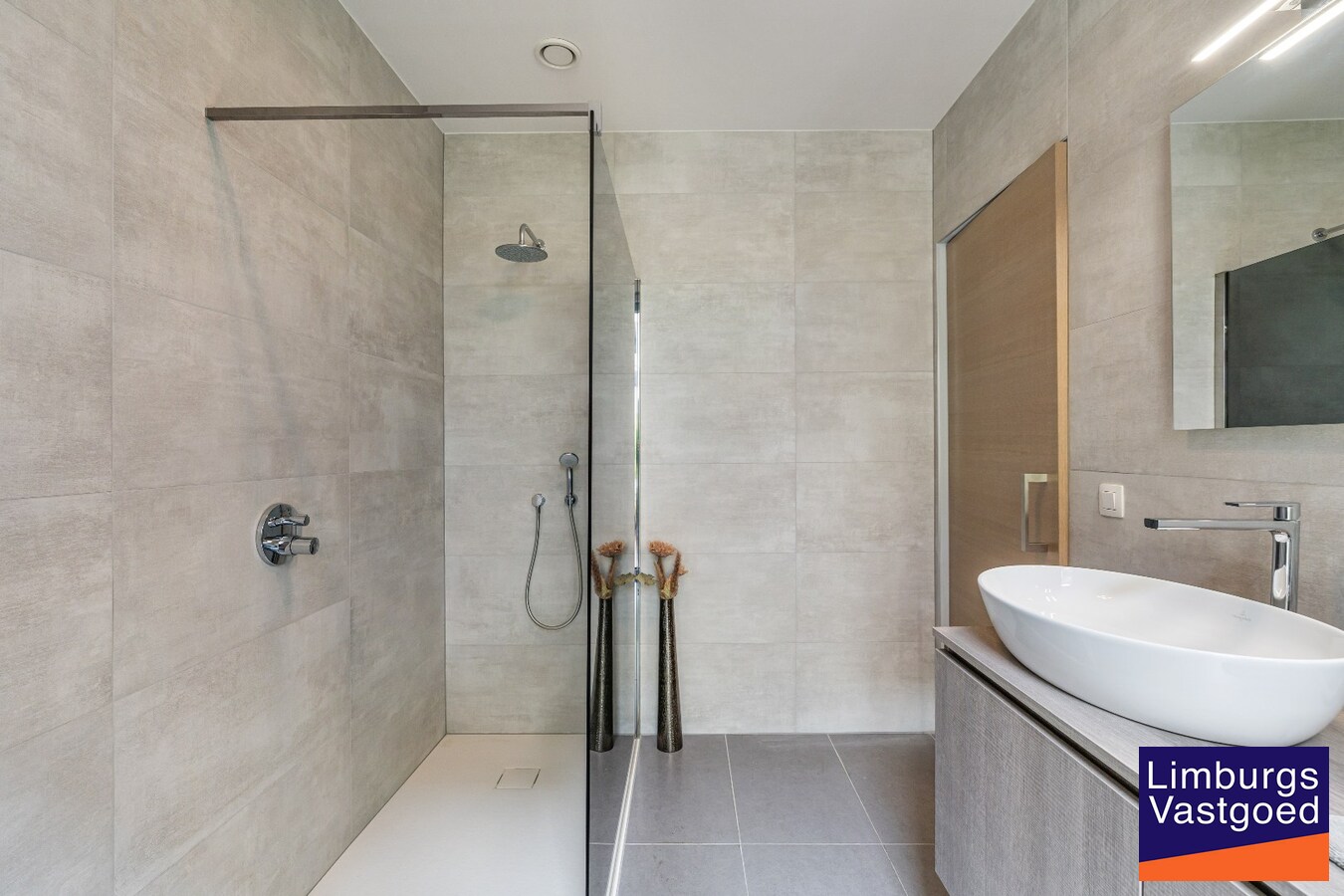 Exclusief gelijkvloers appartement met ruime terrassen, 2 slpk, extra brede autostaanplaats, centrum Genk 