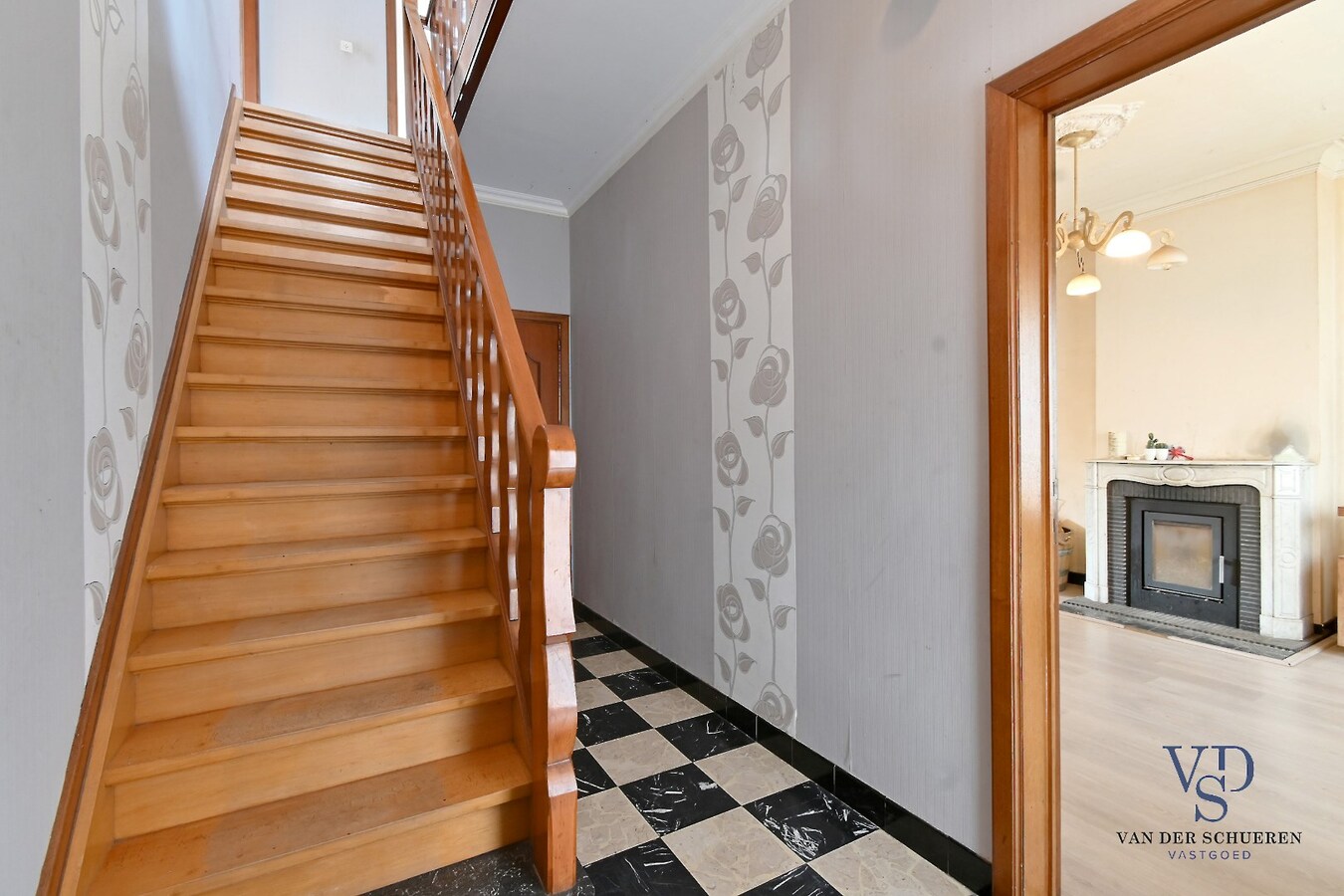 Bijzonder ruime, praktisch ingedeelde rijwoning 