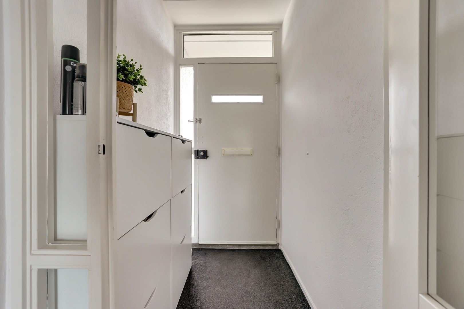 Zonder klussen te betrekken dit fraaie 4-kamer appartement op de 10e verdieping met 3 slaapkamers, fraaie keuken, moderne badkamer, mooi uitzicht en gelegen aan een groen park! 