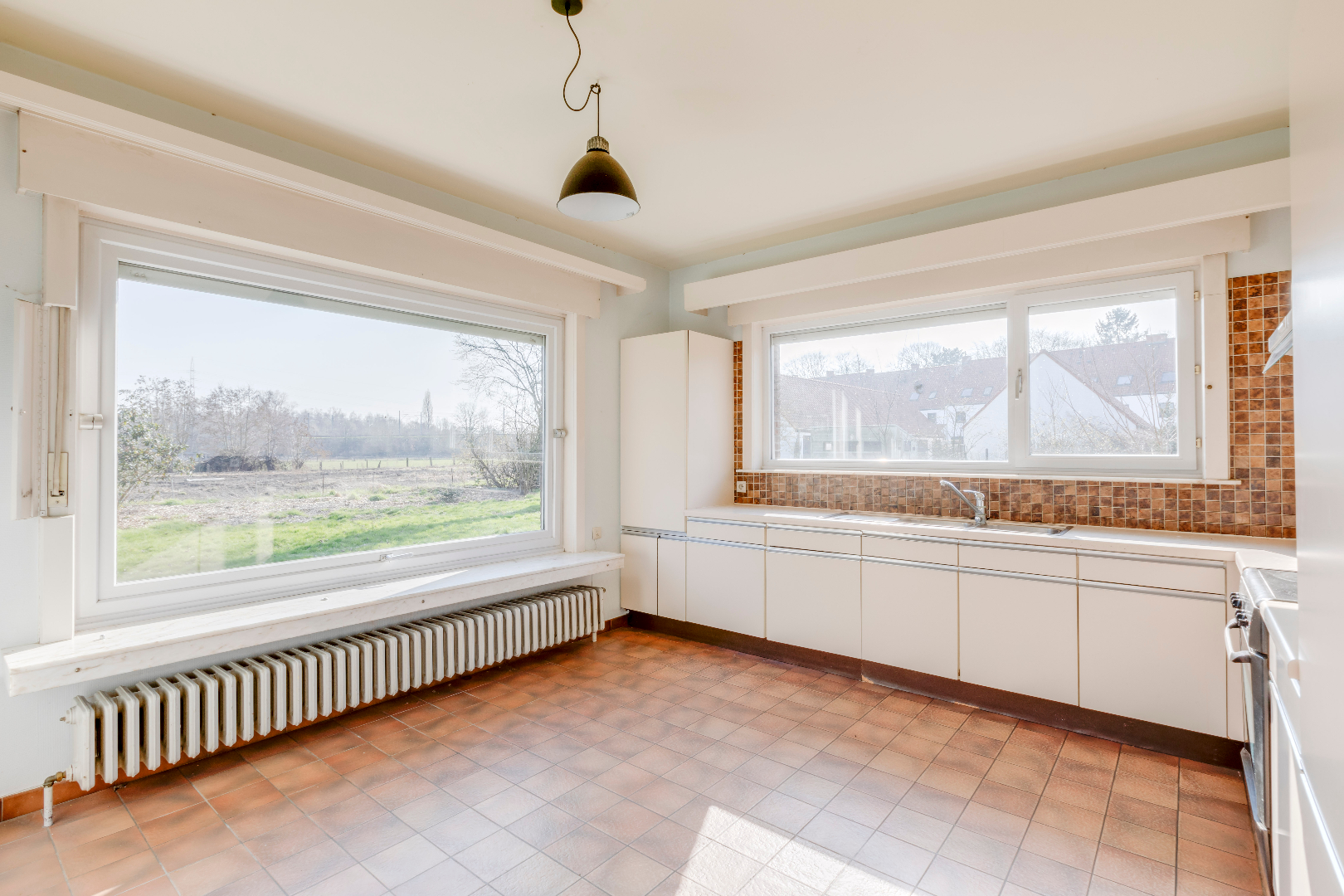 VERKOCHT ! Ruime villa (250m²) op mooi stuk grond (912m²) 