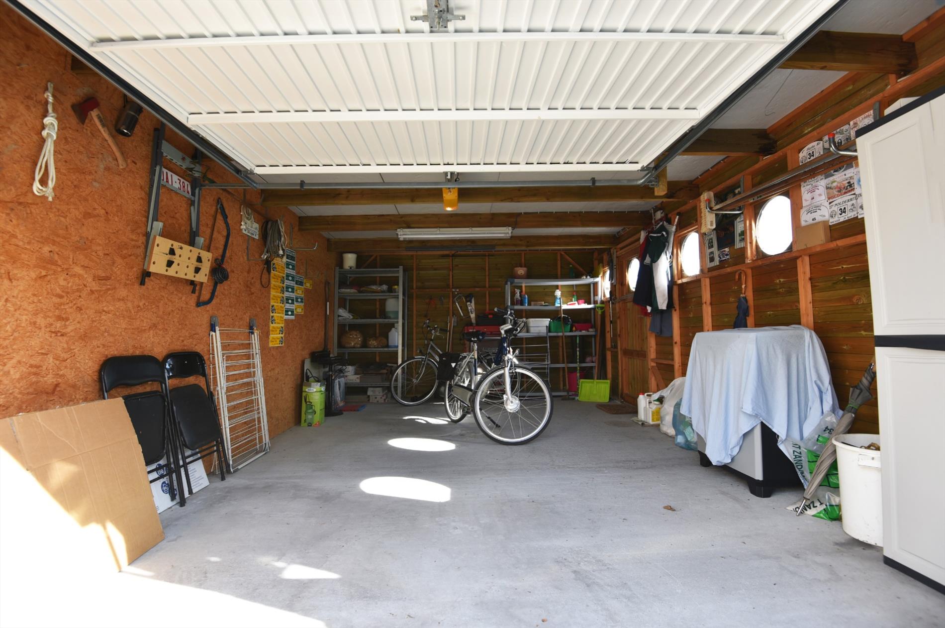 Recente gezinswoning met 3 slaapkamers, rustig gelegen te Adegem. 