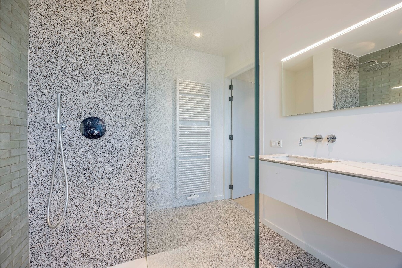 Top gerenoveerde en energiezuinige gezinswoning in het hart van Heist. 