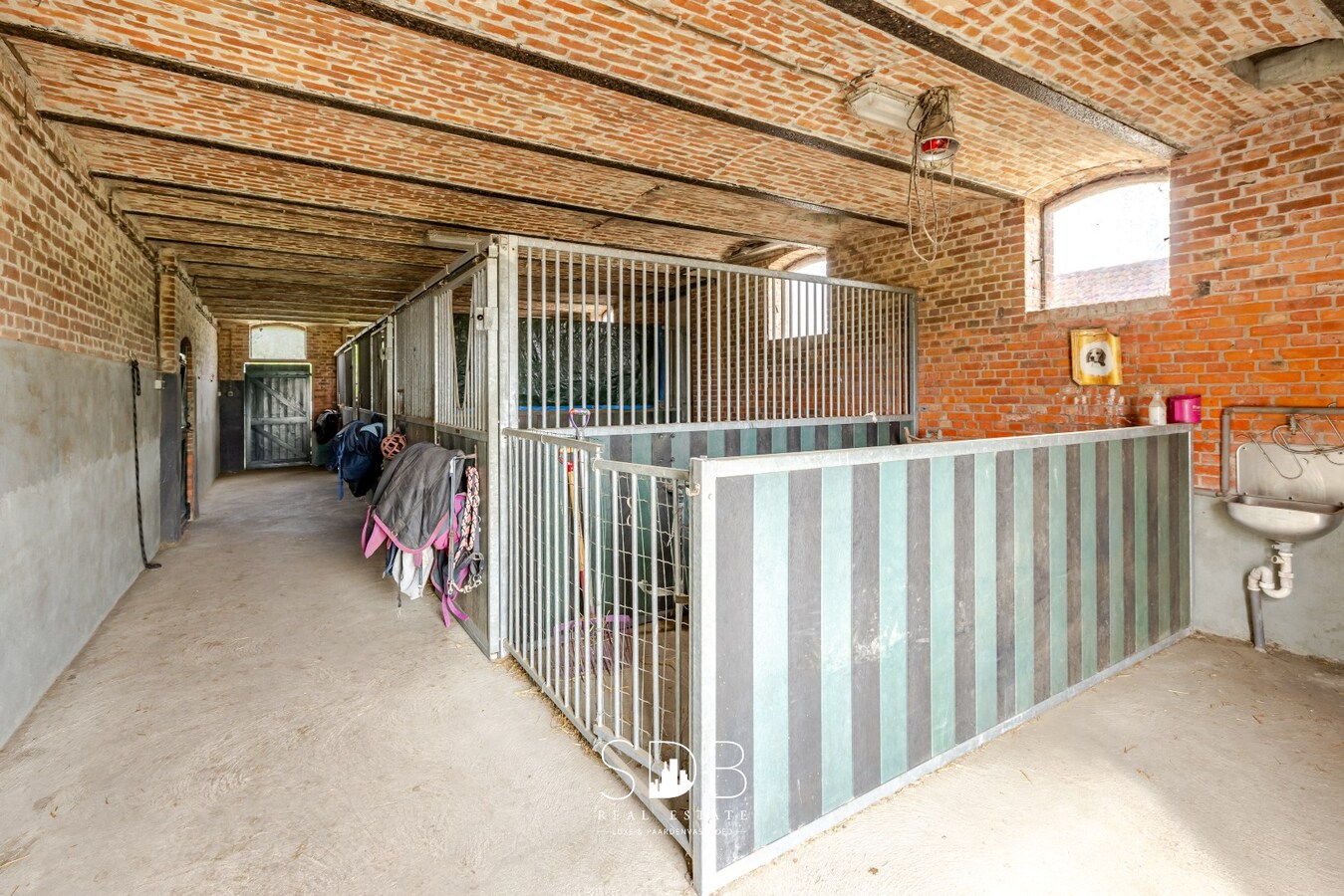 Landelijke woning met authentiek gastenhuis, stalgebouw, graslanden en buitenpiste op 20.285m² 