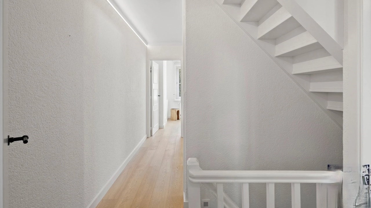 Gezellige villa in een paadje op een zeer centrale ligging, net naast het commerciële centrum van Knokke en op wandelafstand van de zee. 