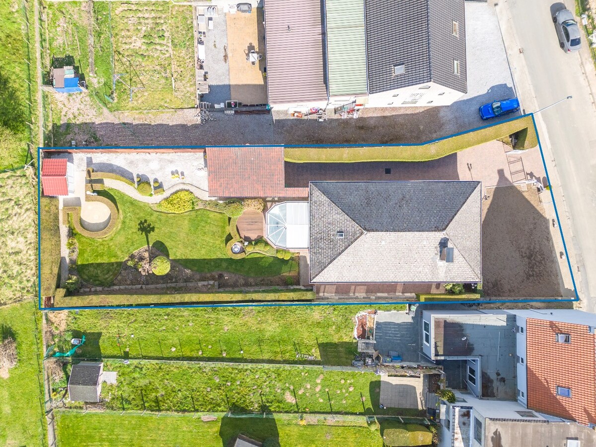 Instapklare en lichtrijke laagbouwwoning met garage te Kerksken 