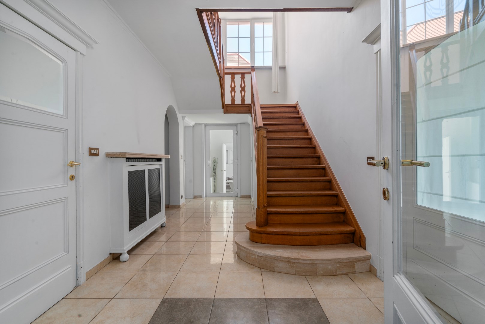 Stijlvolle villa met 5 slaapkamers op mooi perceel van 1325m² 