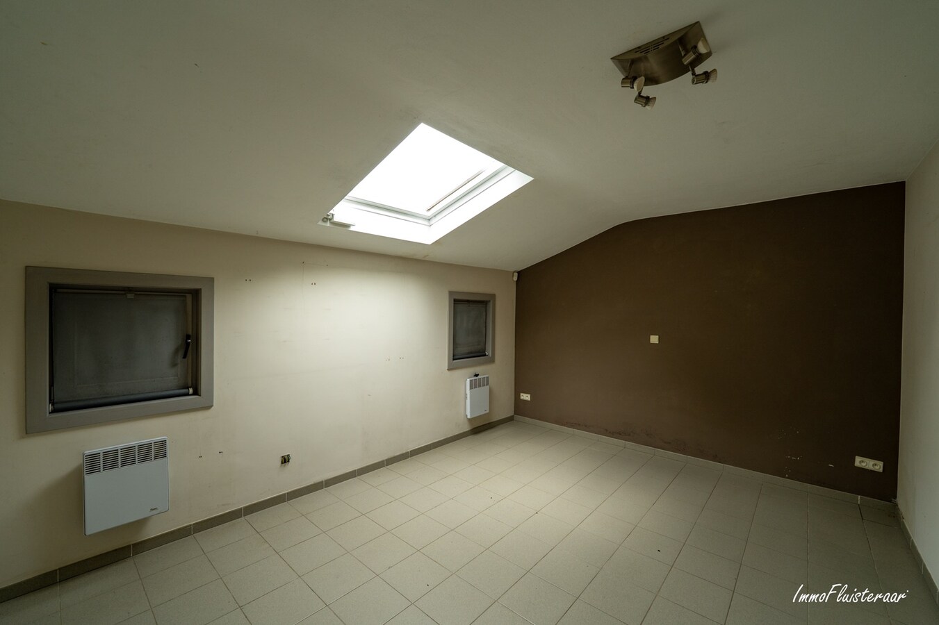 Hoogwaardige ruwbouwvilla met bijgebouw en weide 
