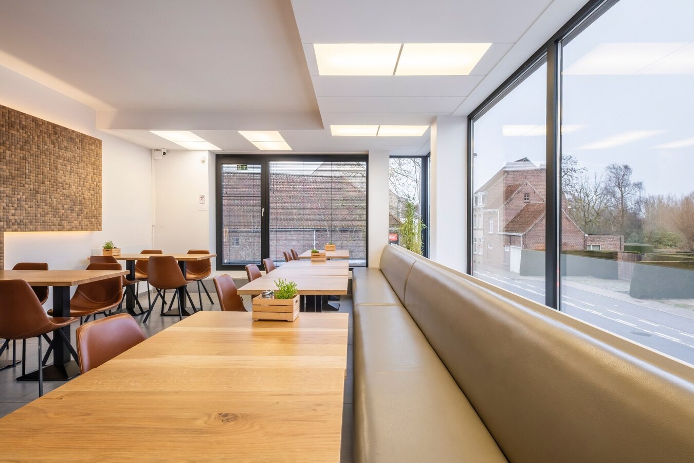 Uniek &amp; Instapklaar handelspand met woonst in Heule te koop ! 