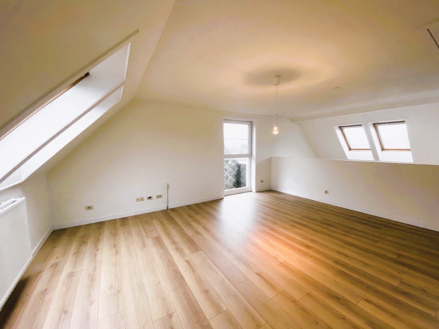 Moderne verhuurde loft-woning met dakterras in hartje Desselgem! 