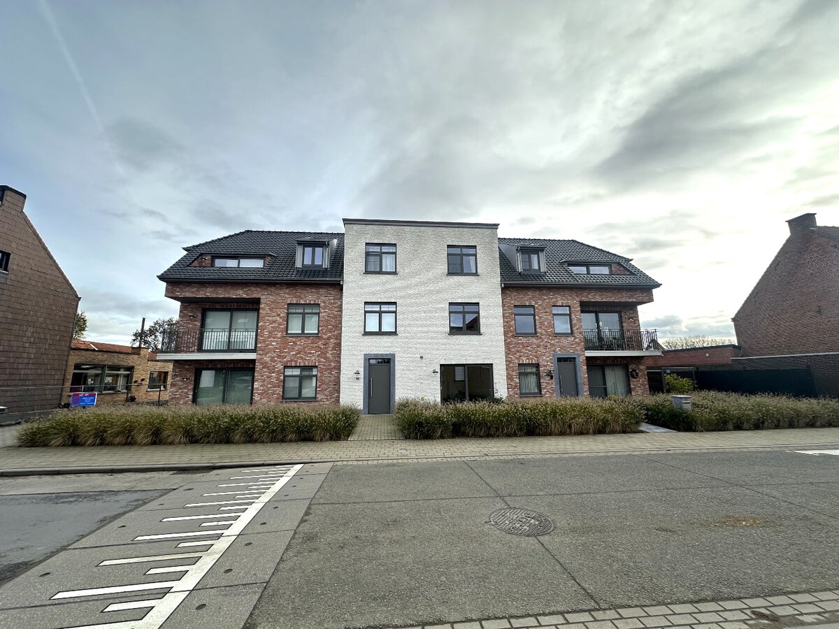 Ruim duplex-appartement met 3 slaapkamers en tuin te Werken 