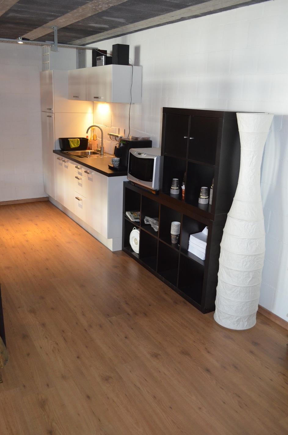 Magazijn (+/- 650m²), nieuwbouw duplex loft en bureau op 921m² goed gelegen te Maldegem 