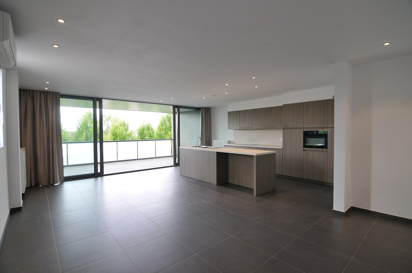 Modern appartement met 2 slaapkamers, ruim terras en airco 
