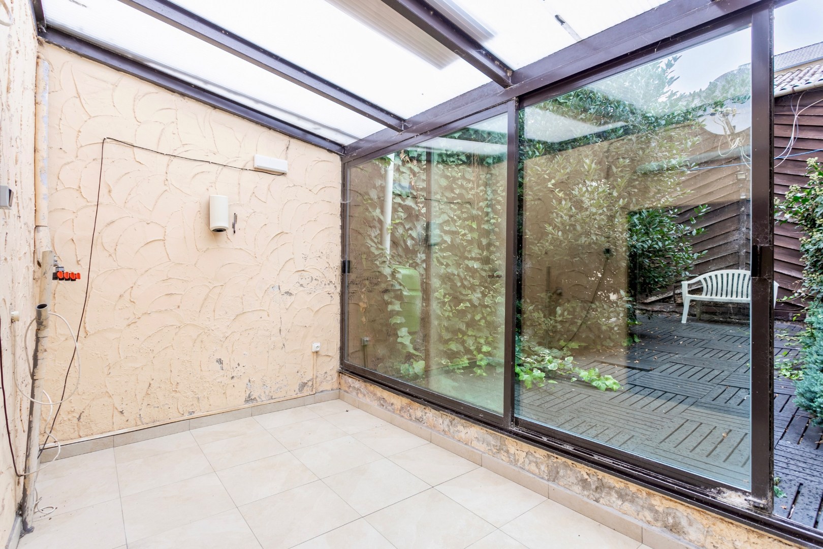 Handelspand met woonst te Halle-centrum 