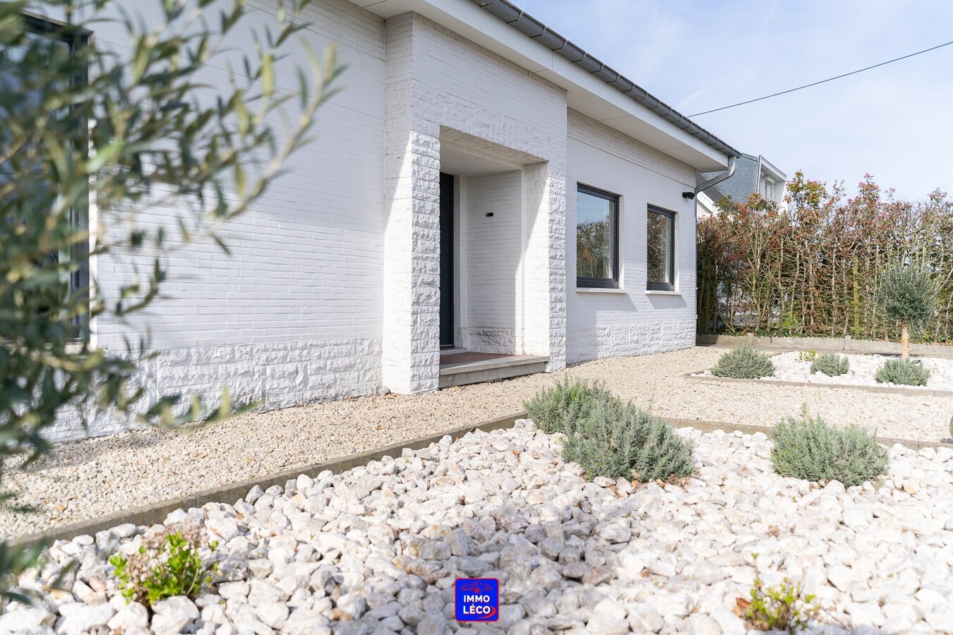 Villa "Semi Plain-Pied" érigée sur 1600m², grand parking, garage, jardin, COUP DE COEUR ! 