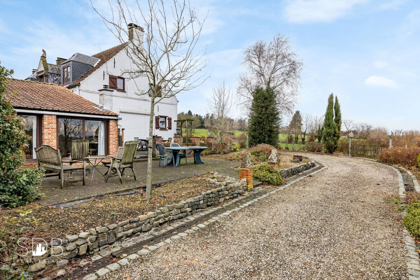 Authentieke hoeve met bijgebouwen met graslanden op circa 8.750m² 