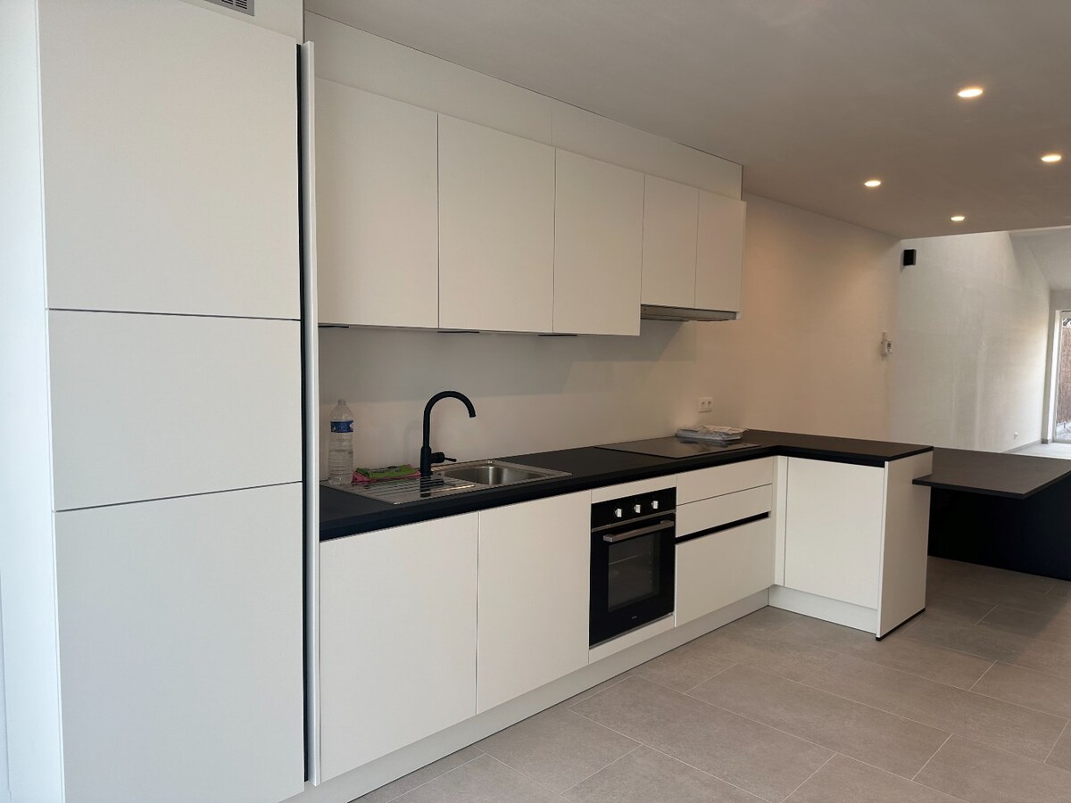 Uitstekend gelegen, halfopen woning met twee slaapkamers 