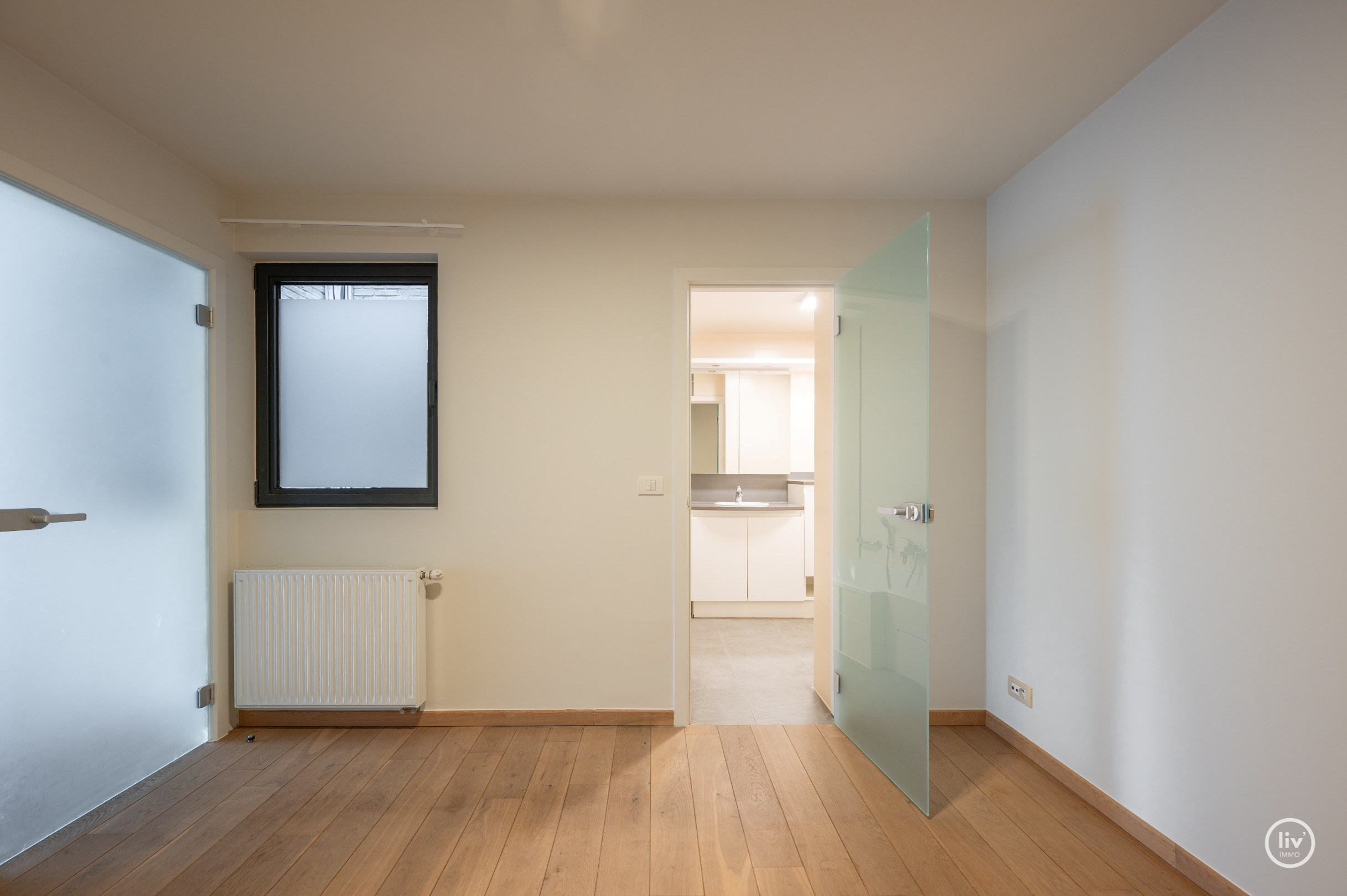 Dit charmante appartement onderscheidt zich door een uitzonderlijke gevelbreedte van maar liefst 9 meter en een ideale oriëntatie aan de zonnekant van de Lippenslaan. 