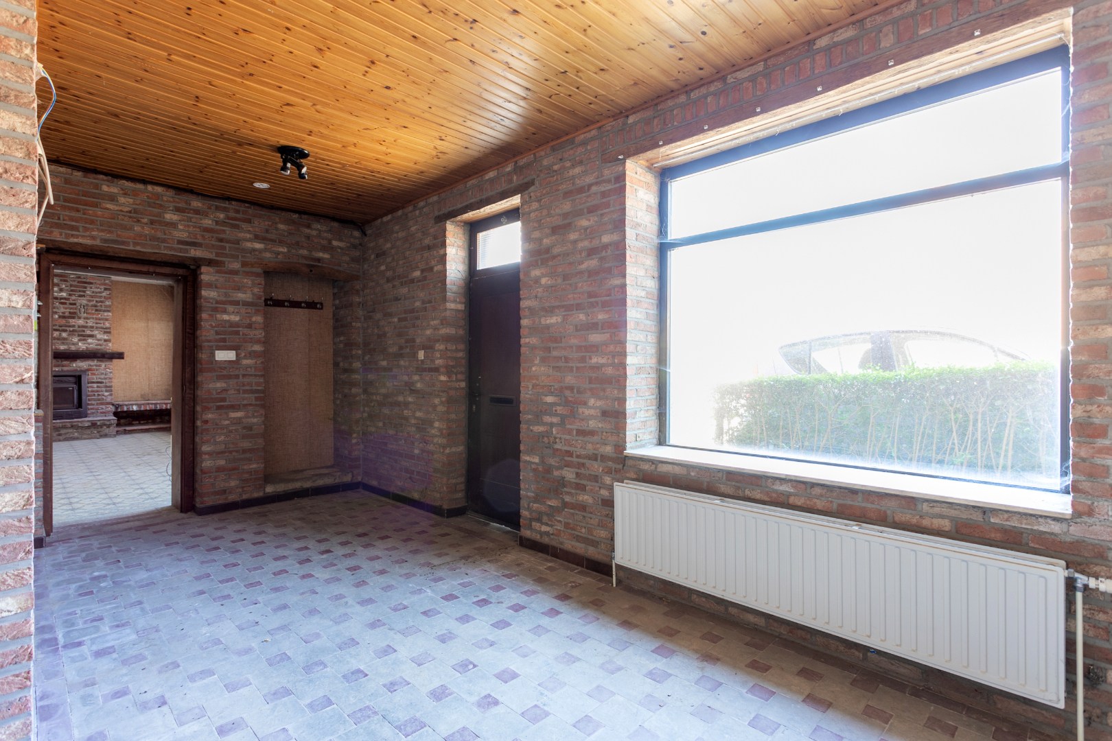 Te renoveren eigendom (317 m²) met veel potentieel, ruime tuin (6a 42ca) en dubbele achterliggende carport met toegang tot de achterliggende straat in Kester 