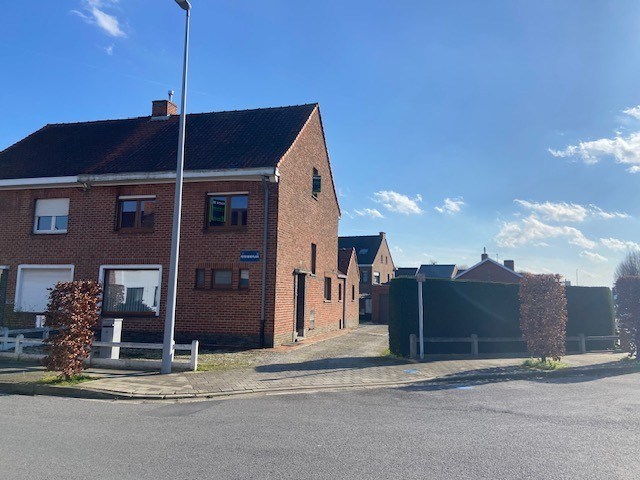 Degelijke halfopen bebouwing met groot potentieel op mooi hoekperceel van 524 m²! 