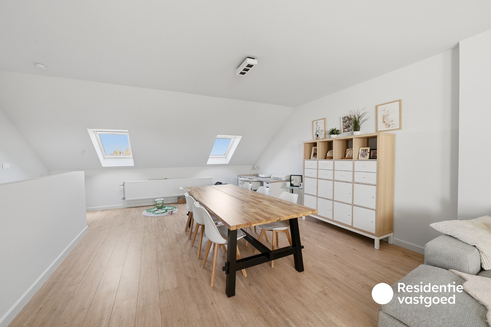 Instapklare woning met dubbele garage, 3 kamers en zongerichte buitenruimtes 