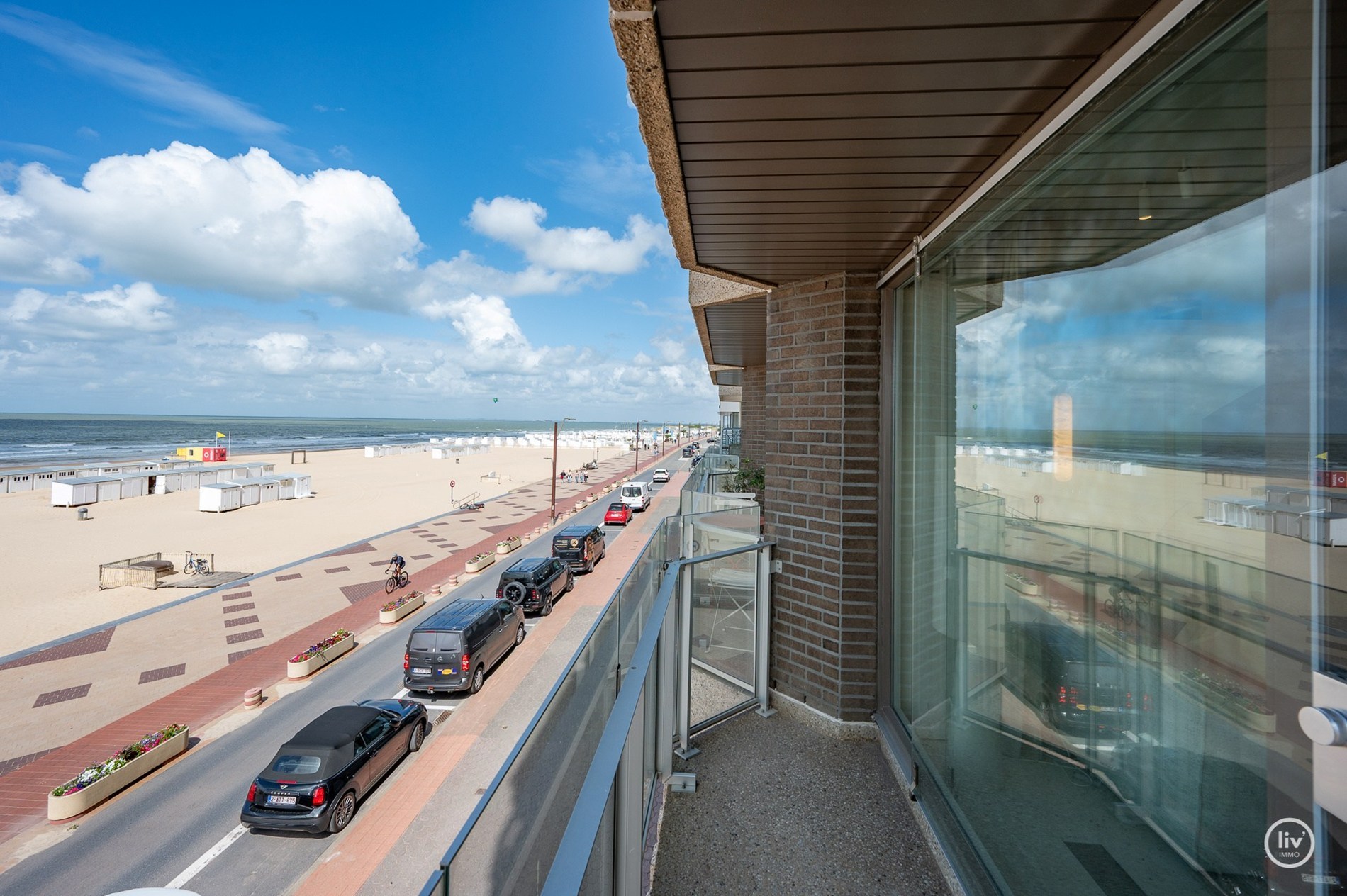 Luxueus gerenoveerd appartement met frontaal zeezicht gelegen tussen het Albertplein en de wandeldijk. 