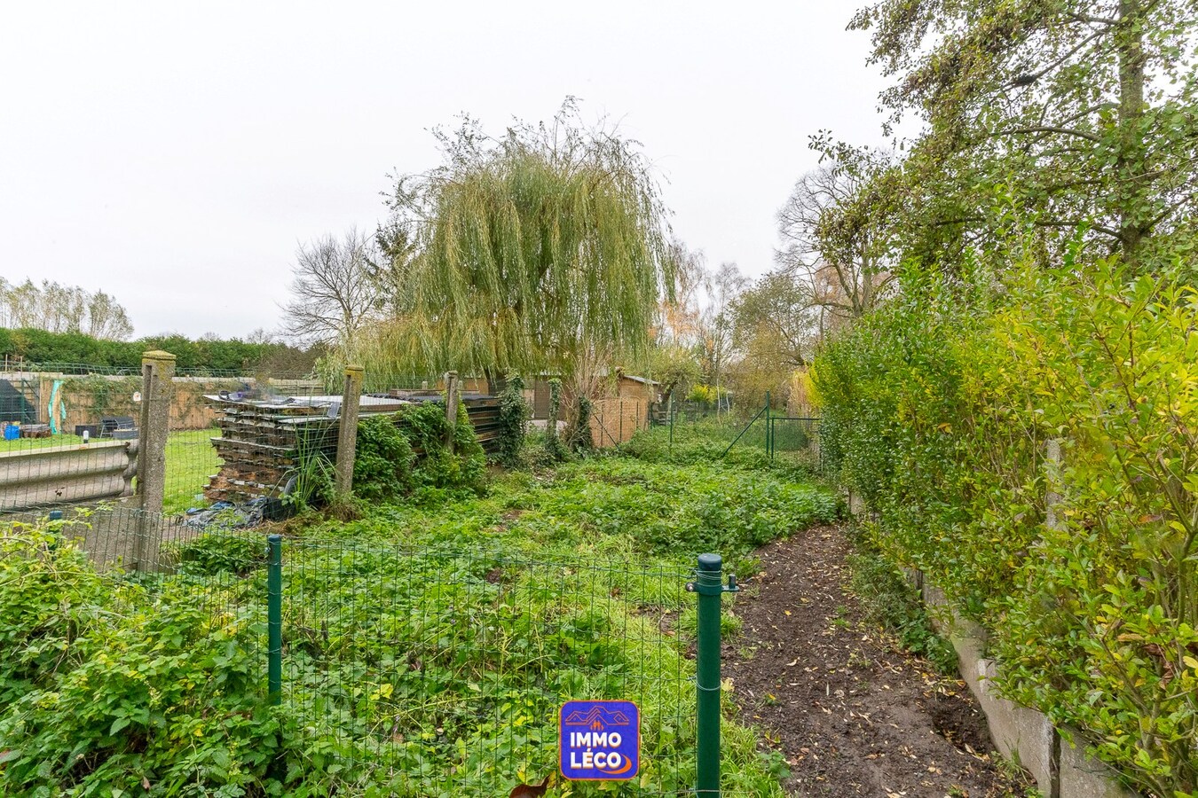 Maison à rénover érigée sur 595m², dans un village apprécié au Mont de l'Enclus ! 