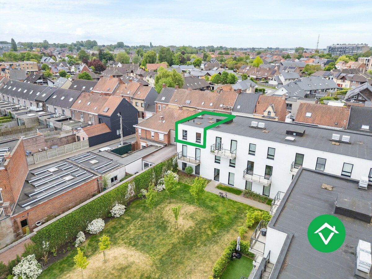 Recent, instapklaar appartement met één slaapkamer, ruim terras en autostaanplaats te Roeselare 