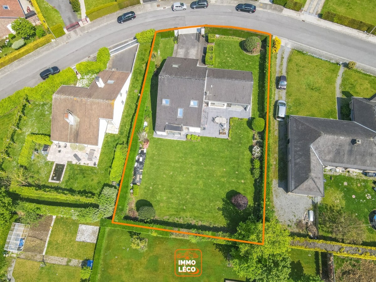 Villa, avec 6 CHAMBRES, 2 salles de bains, parking privatif, double garage et jardin, COUP DE CŒUR absolu !!! 