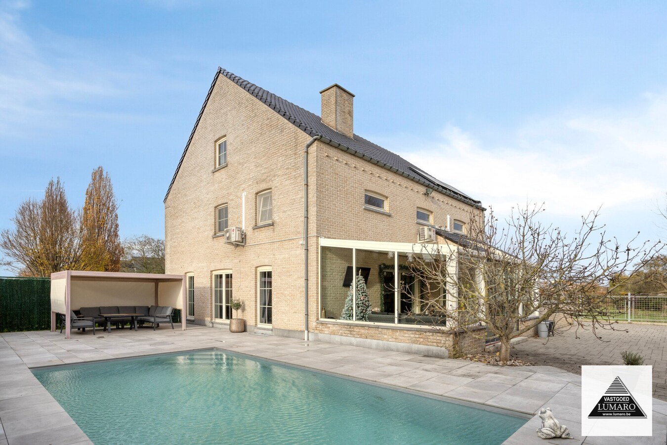 Instapklare villa met zwembad. Landelijke ligging in Leut (Maasmechelen). 