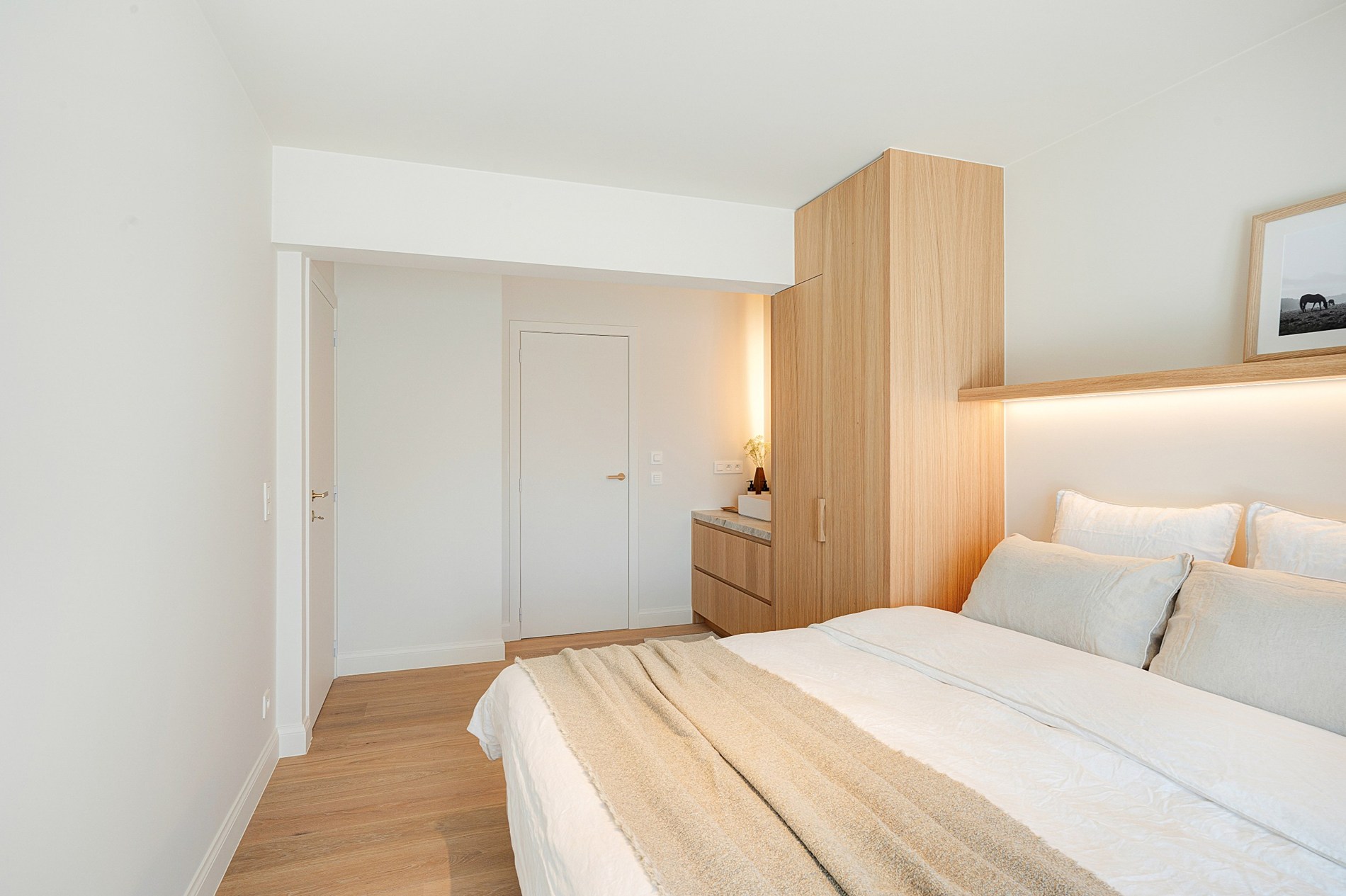 Op een absolute toplocatie langs de Kustlaan, centraal gelegen tussen het Lichttorenplein en het Driehoeksplein en op wandelafstand van het strand, bevindt zich dit stijlvol gerenoveerde appartement. 