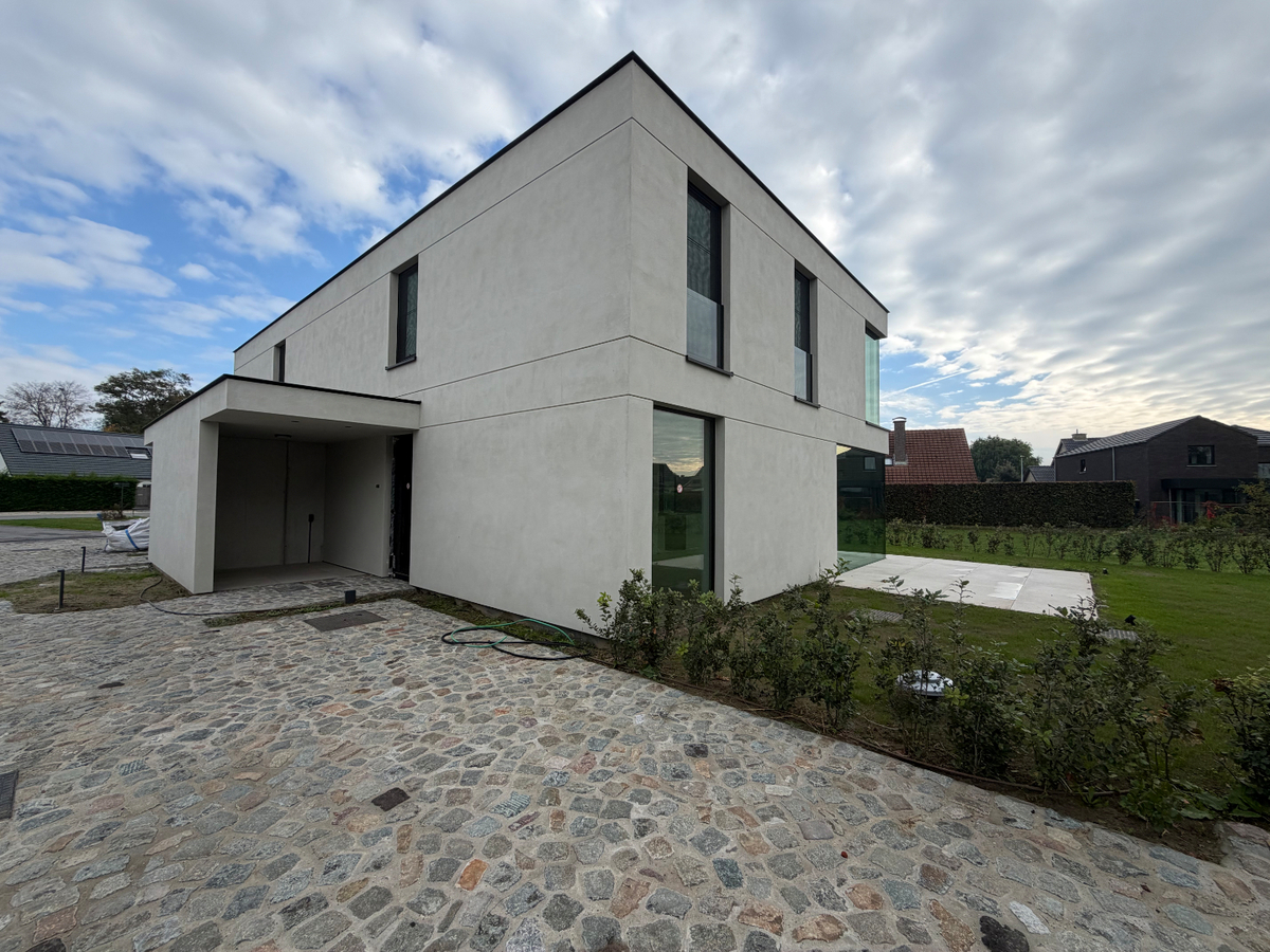 Ruime nieuwbouwwoning met terras en tuin. 