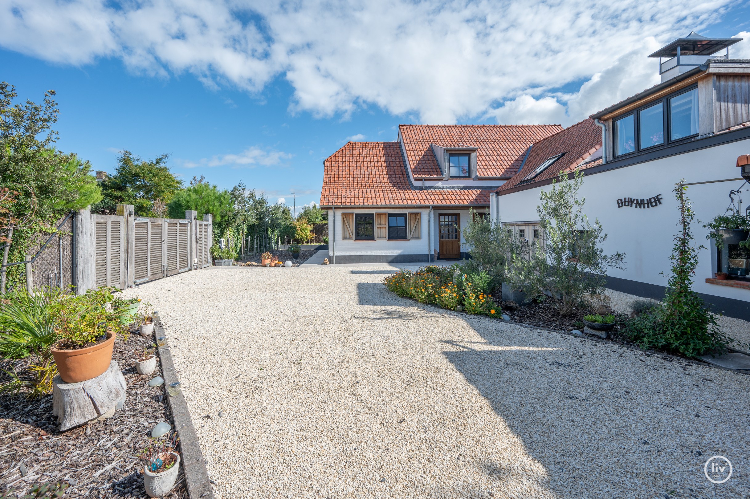 La villa récente de 2023 est située sur un terrain de 900 m², dans un havre de paix et de tranquillité. 