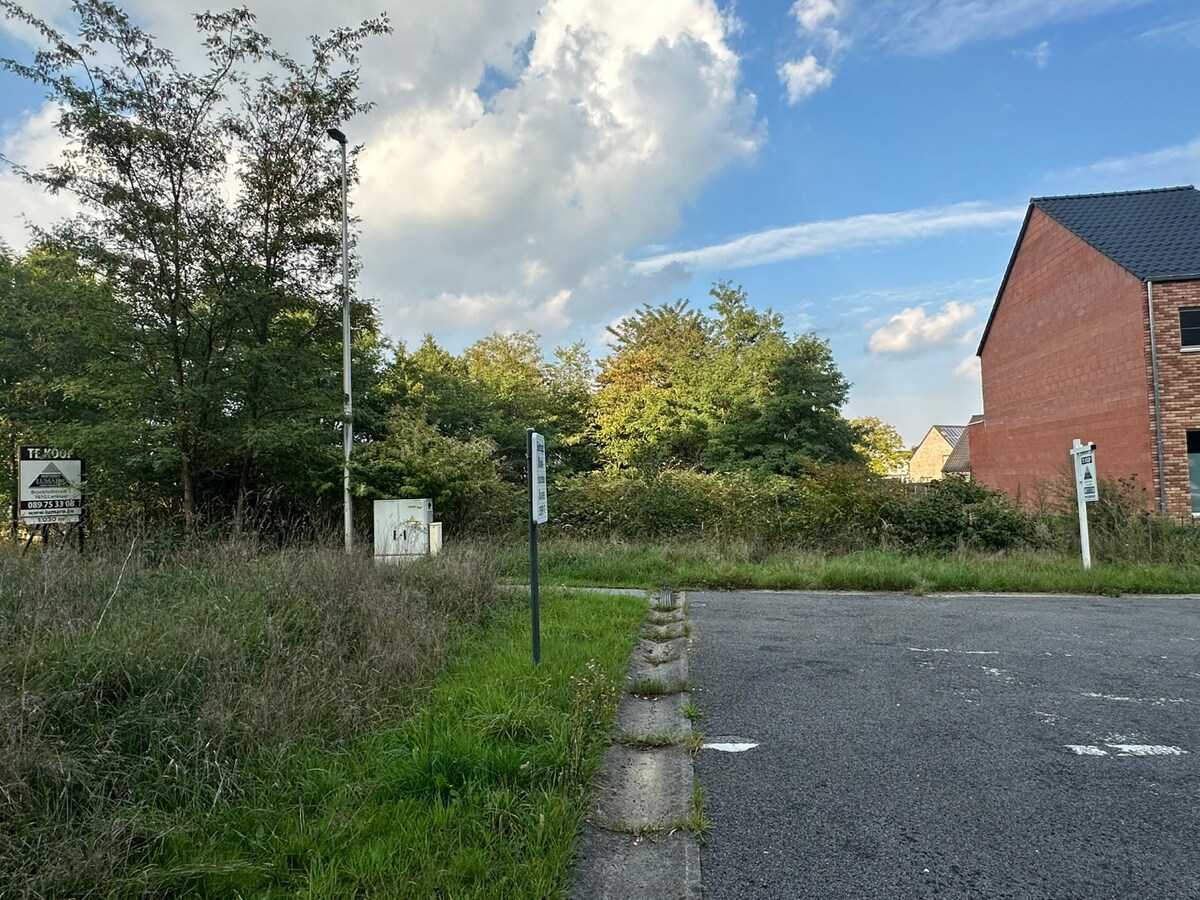 Bouwperceel voor een 3-gevelwoning. Tegenover Park- en Natuurgebied. Nabij Oud Kanaal en de Boslaan. 