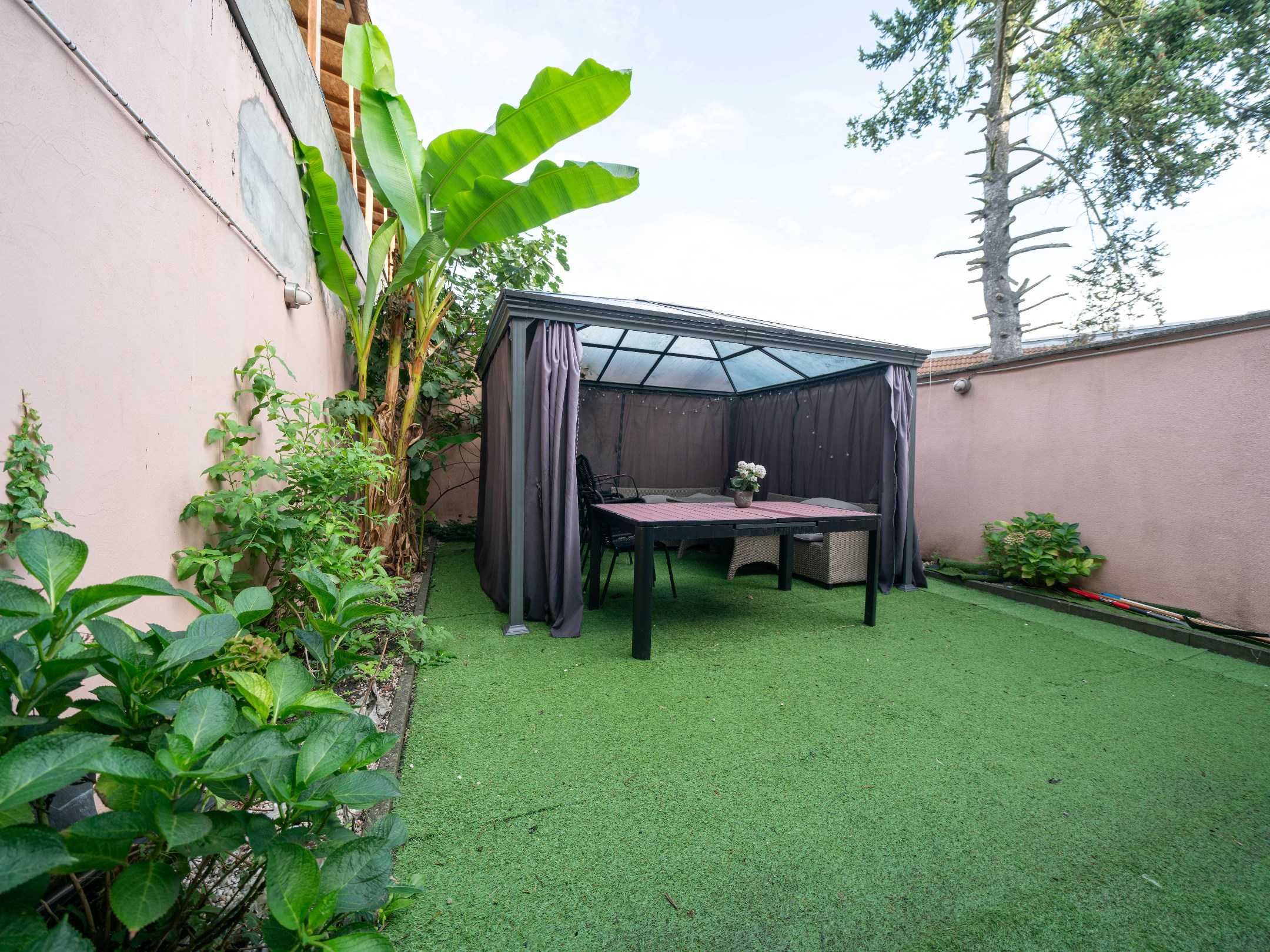 Ruime woning met 5 kamers, 4 badkamers en tuin 