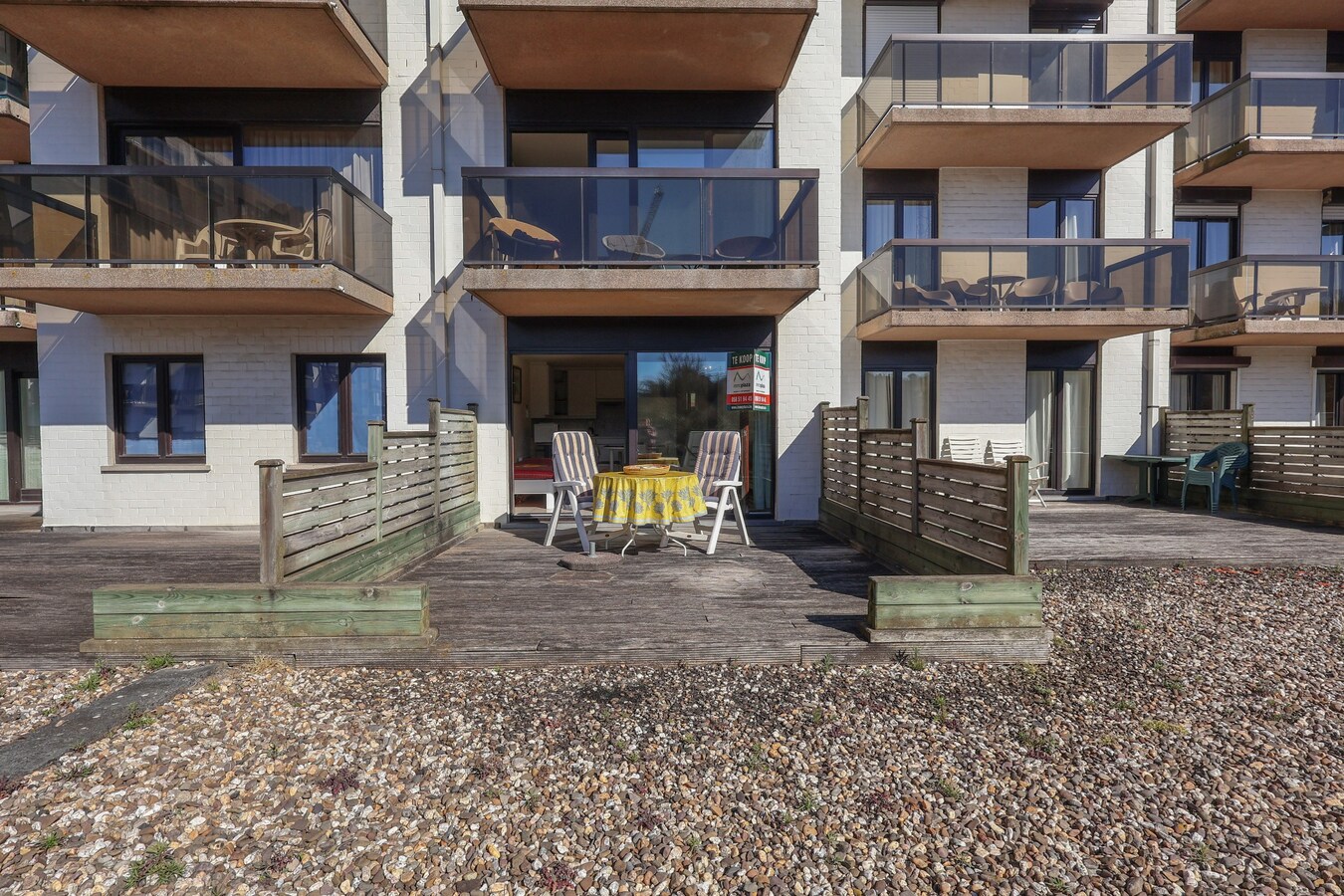 Gelijkvloerse studio met slaaphoek én zonovergoten terras op enkele meters van de zee! 