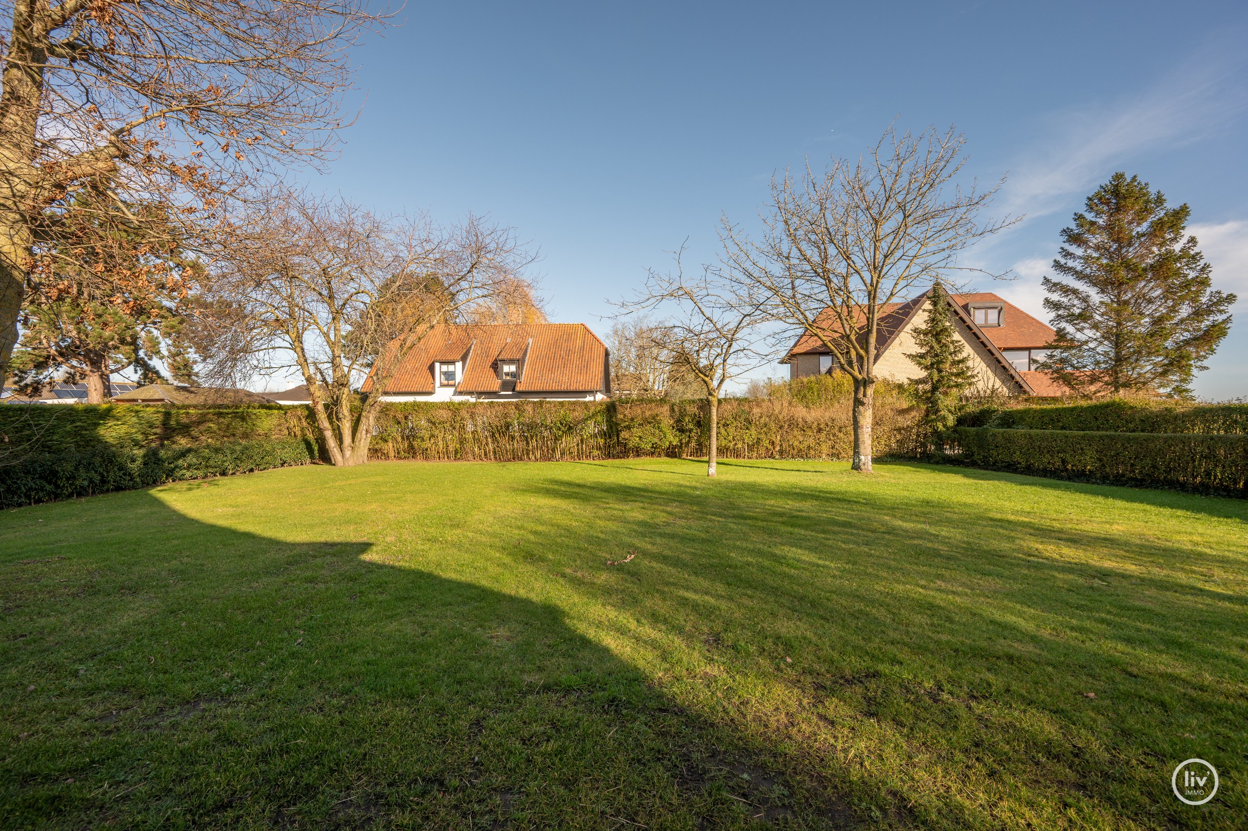 Prachtig gerenoveerde villa, gelegen op een groot perceel van 1365 m2 in een residentiële villawijk op fietsafstand van het centrum van Knokke. 