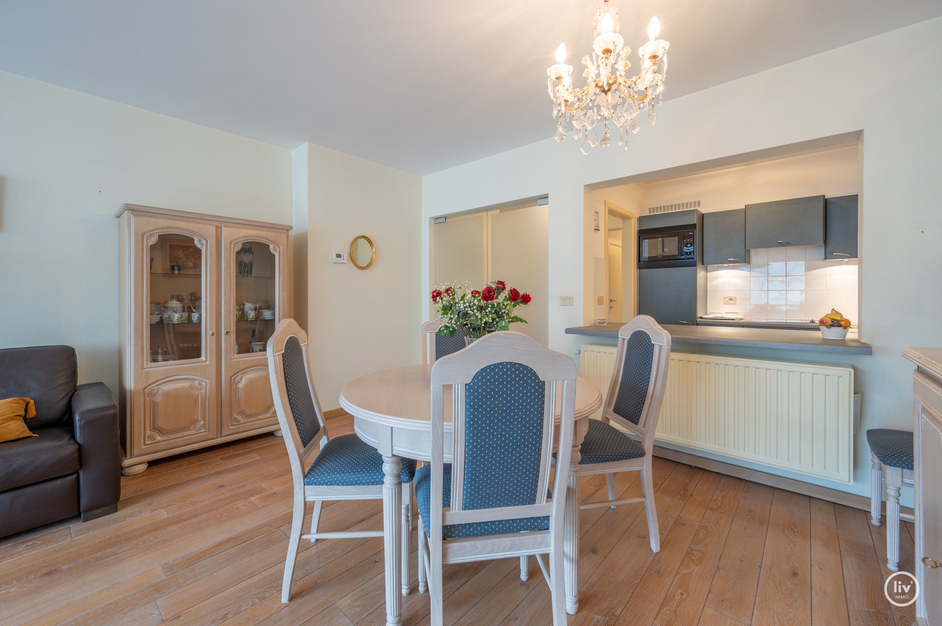 Aangenaam ruim 2 slaapkamerappartement met garage in het gebouw te Lippenslaan gelegen. 