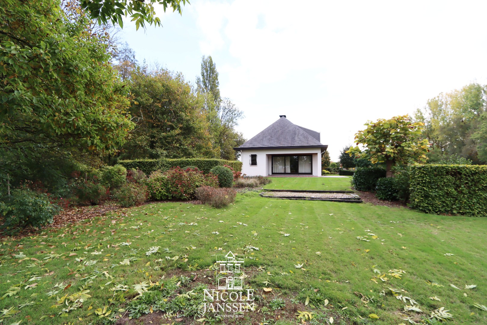 De tuin situeert zich voornamelijk aan de zijkant van het huis 