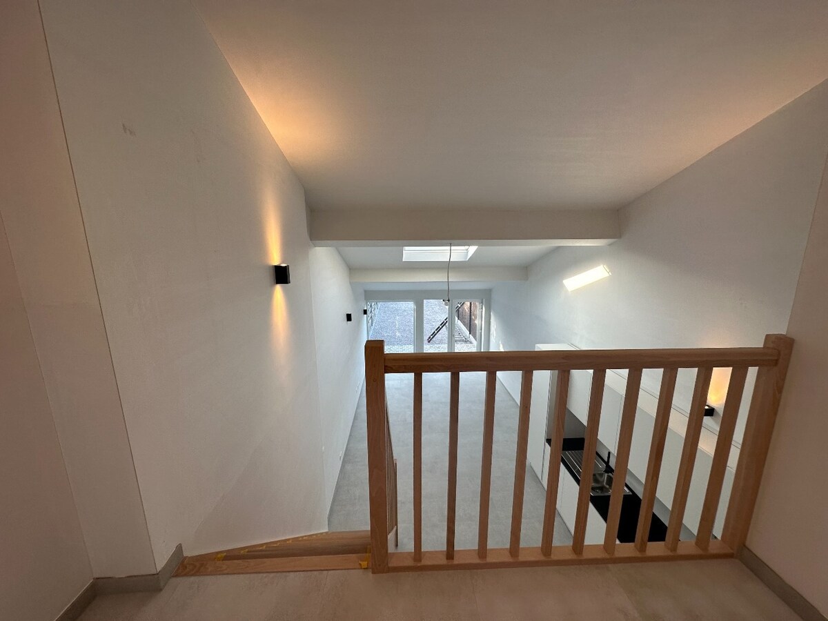 Volledig vernieuwde woning met 2 slaapkamers 