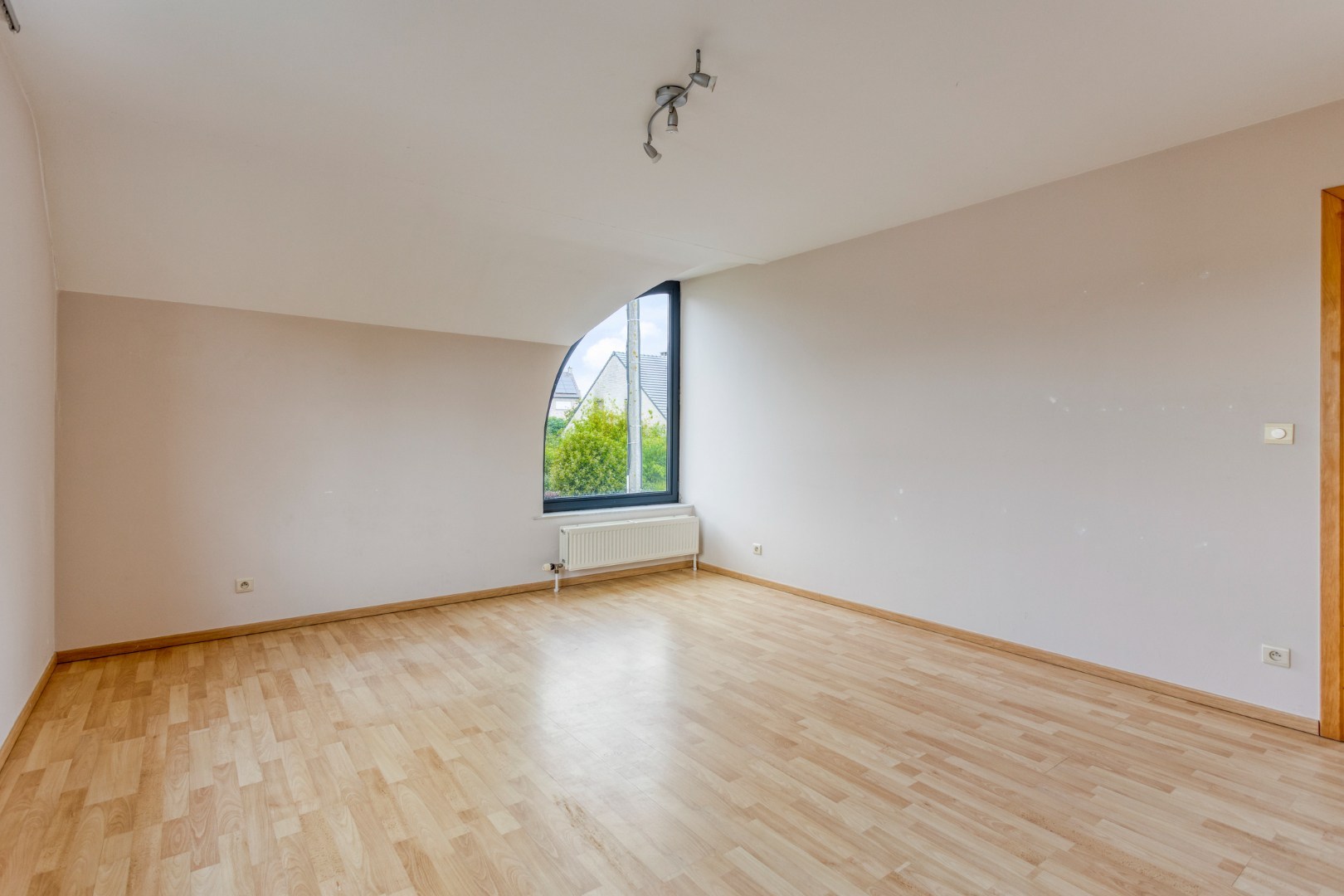 Open bebouwing met 3 slaapkamers, garage en tuin in Haasrode!  – EPC 241 kWh/m² – bewoonbare opp. 201m² 