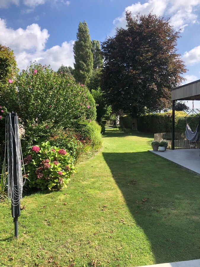 Alleenstaande woning met 5 slaapkamers en diepe tuin te Zarren 